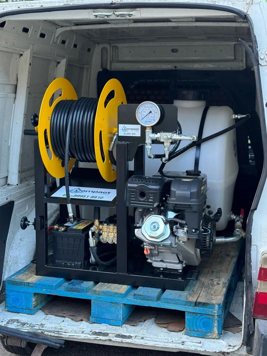 Equipamento profissional de hidrojato de alta pressão da MK Desentupidora montado na van de atendimento